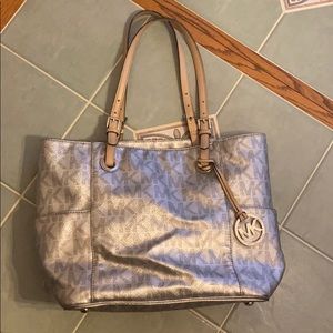 Silver Michael Kors purse! Good condition!!